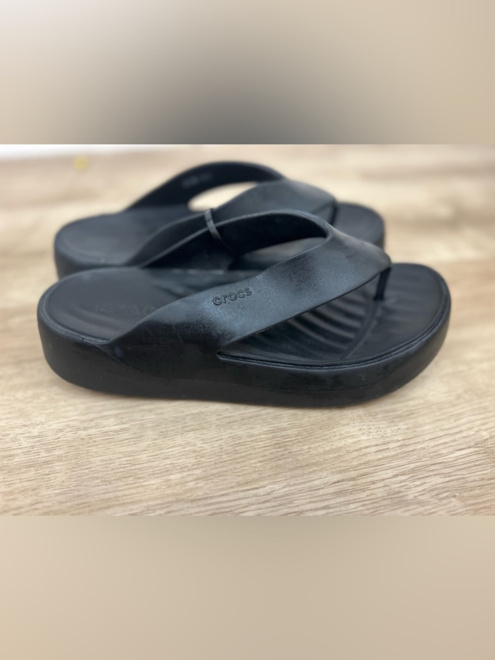 Crocs get away platform flip flop sandals sz. 10 black vacation beach casual